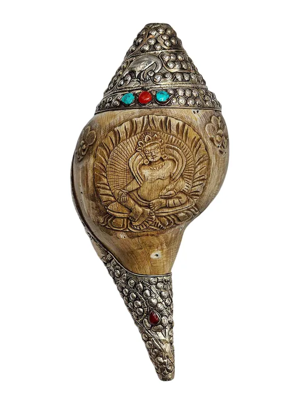 Coquillage de conch et objet sacré en argent