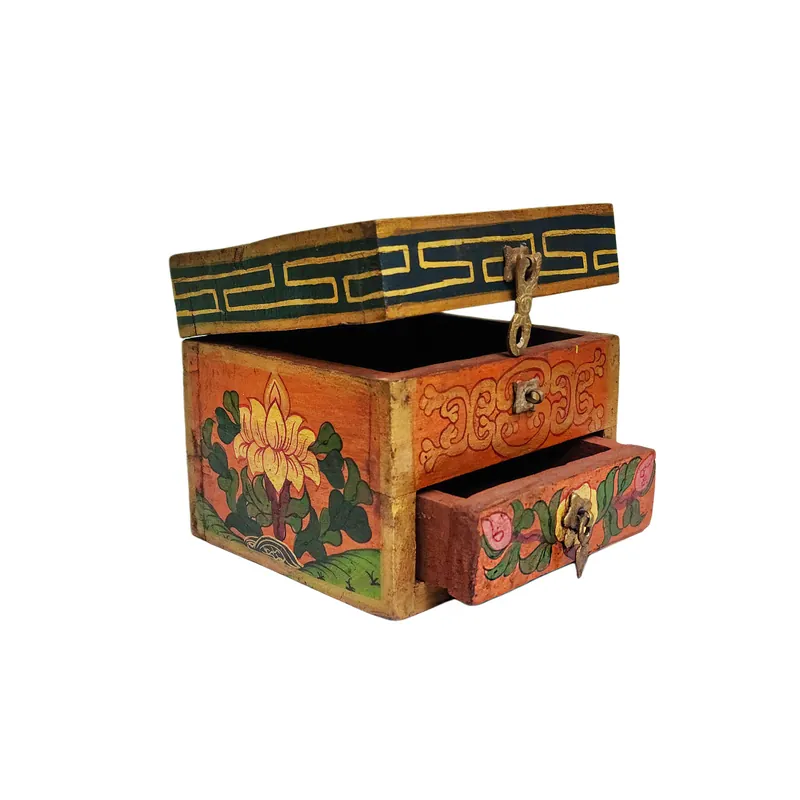Boîte au trésor tibétaine ornée d’un motif de lotus, réalisée en bois dans des couleurs classiques