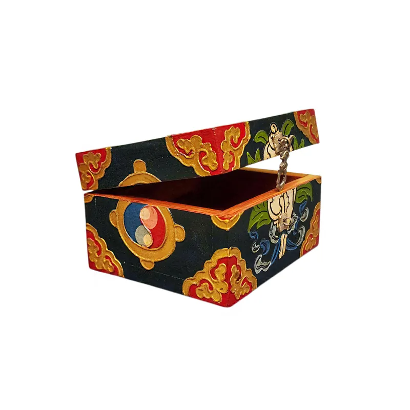 Boîte tibétaine ornée d’un motif de coquille de conque dans des couleurs traditionnelles