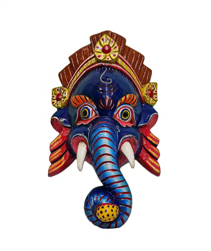 Masque en bois de Ganesh accroché au mur en bois de peuplier