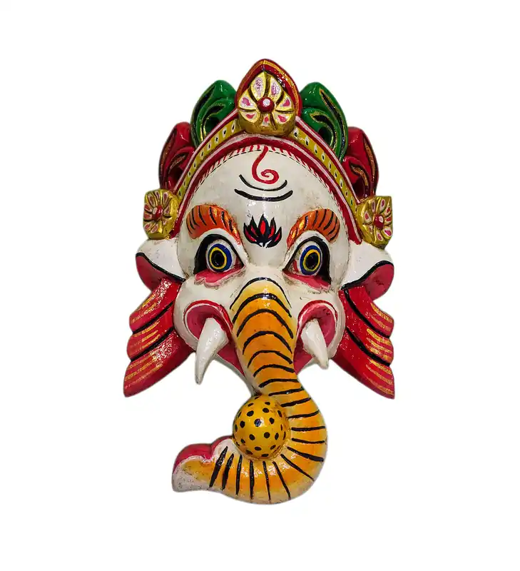 Masque en bois de Ganesh suspendu au mur en peuplier