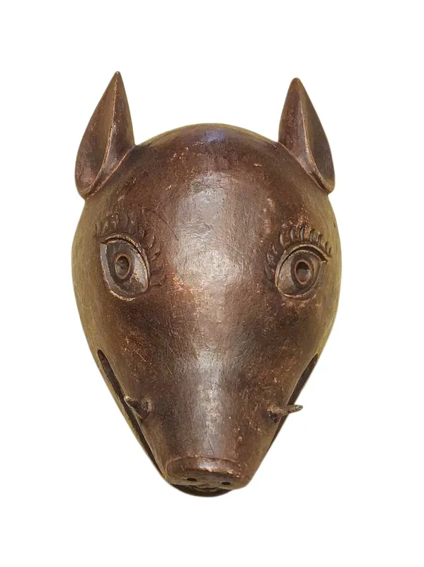 Masque en bois accroché au mur – Décor Vajrayana