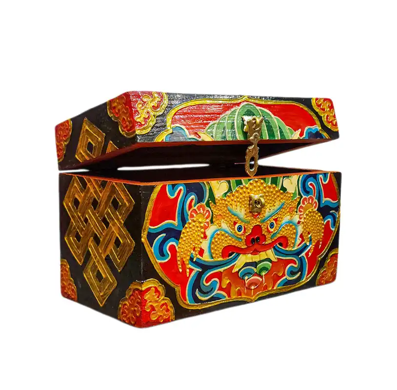 Boîte au trésor en bois tibétain présentant un design Cheppu dans des couleurs classiques