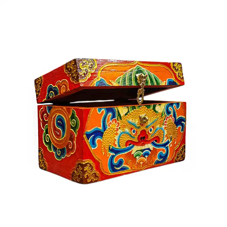 Coffre en bois tibétain traditionnel dans les couleurs classiques du Cheppu