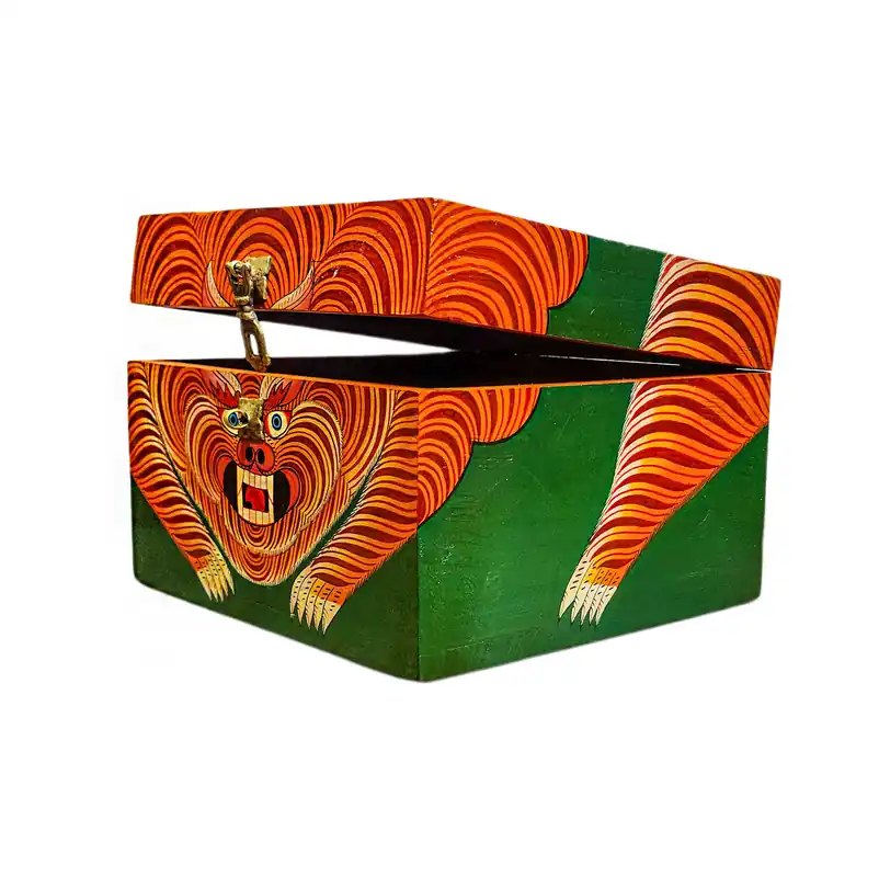 Boîte au Trésor en Bois Tibétain avec un Motif de Tigre dans des Couleurs Classiques