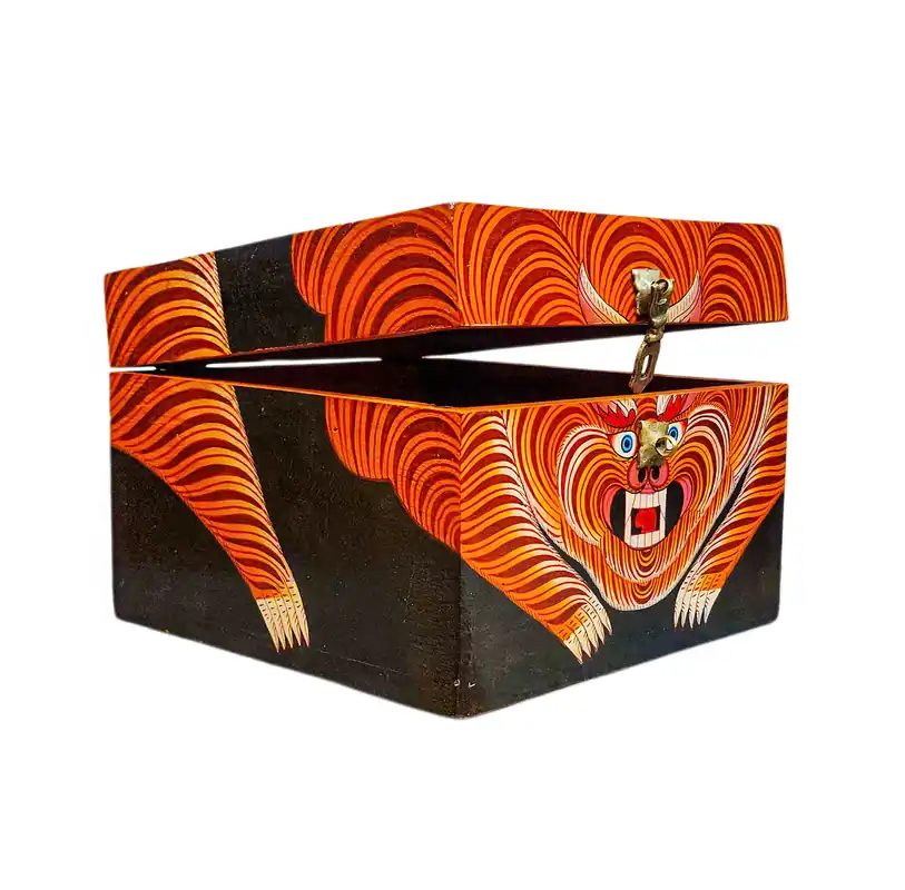 Coffre tibétain en bois avec motif de tigre dans des couleurs classiques