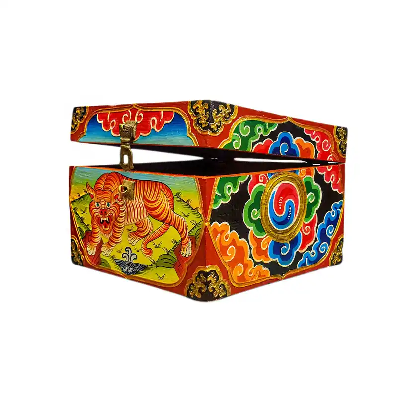 Coffre tibétain en bois de tigre présentant des couleurs traditionnelles