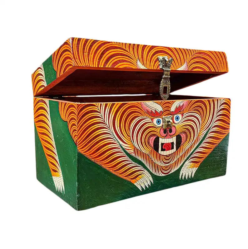 Boîte à trésor en bois tibétain ornée de motifs de tigre et de teintes traditionnelles