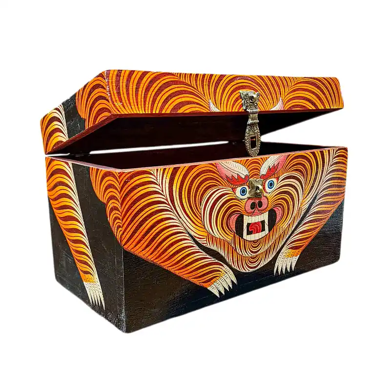 Boîte au Trésor Tibétaine Présentant un Motif de Tigre dans des Couleurs Classiques