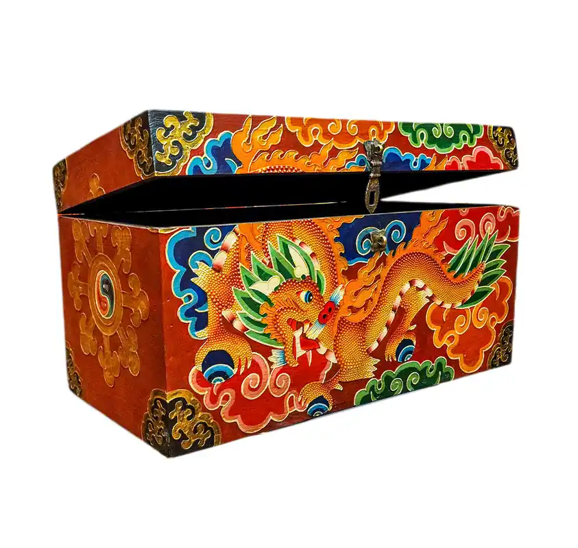 Boîte au trésor de style tibétain en couleurs traditionnelles, réalisée en bois