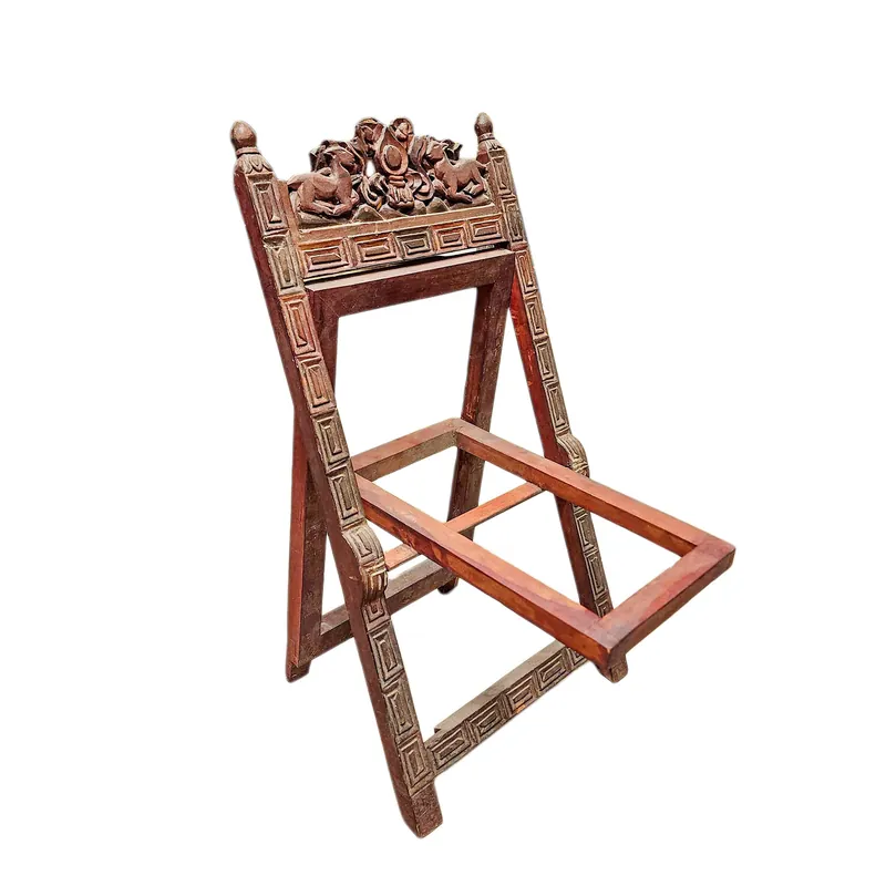 Étagère en bois tibétain avec de profondes sculptures