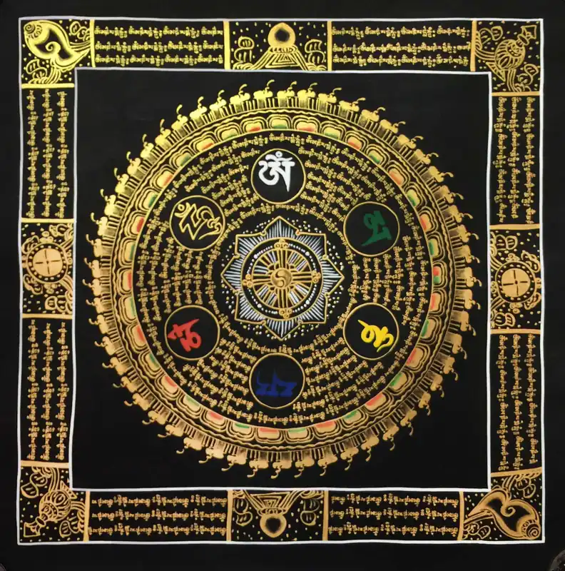 Mandala traditionnel de mantra avec symboles auspices