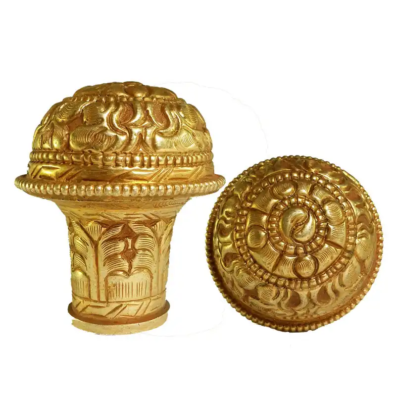 Broche Thangka sculptée plaquée or