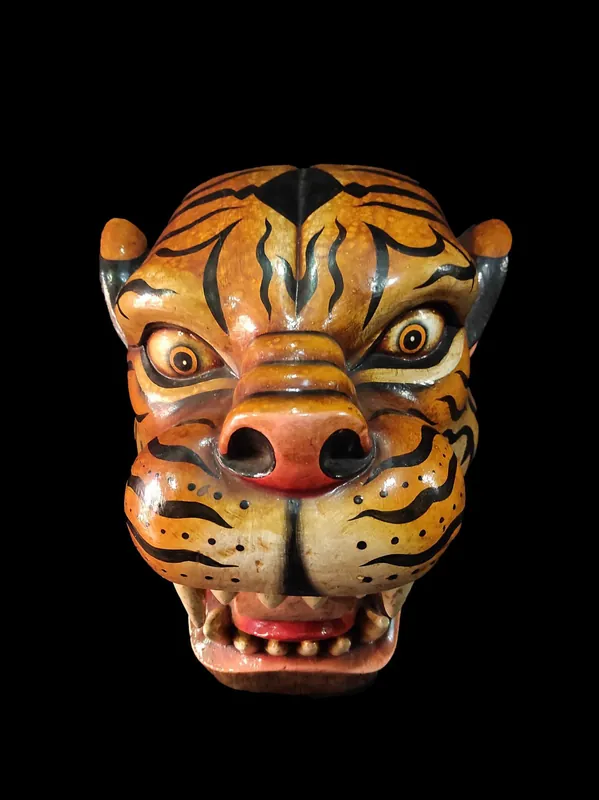 Masque en bois de tête de tigre