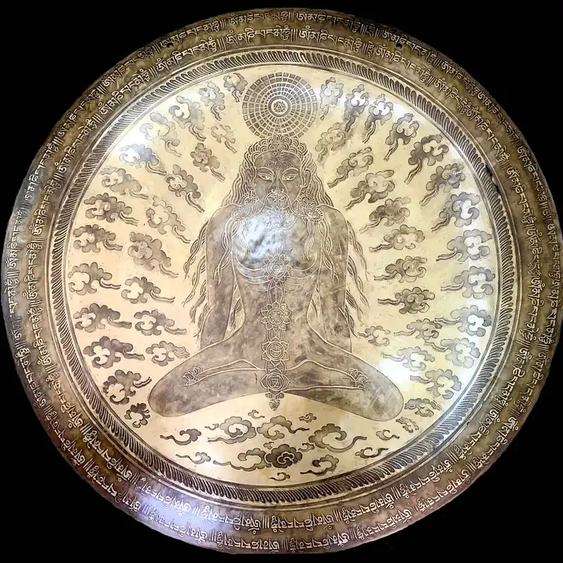 Homme yogi sculpté sur un gong