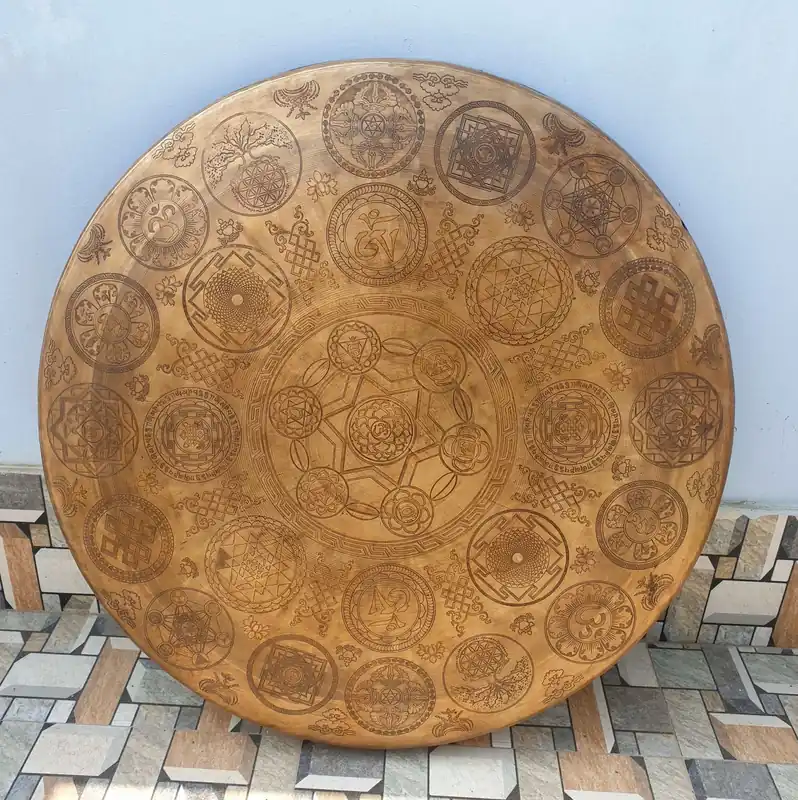 Symboles auspicieux et gong sculpté de mandala