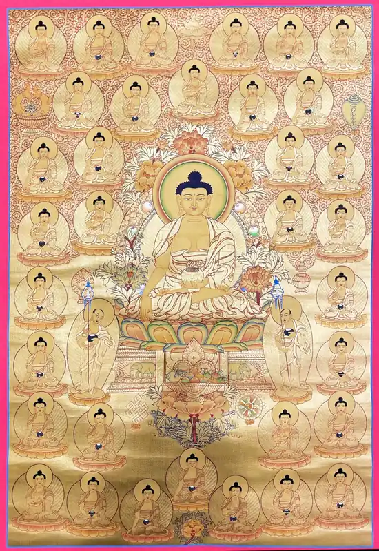 Bouddha Shakyamuni traditionnel avec deux divinités debout.