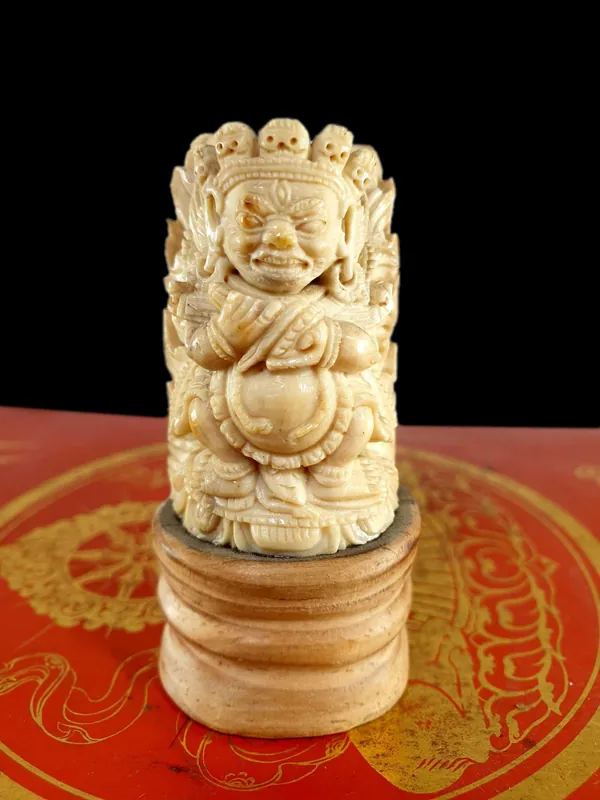 Support en bois sculpté du Bouddhiste Mahakala