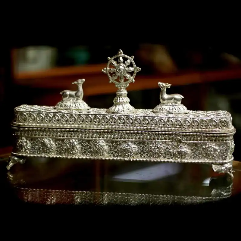 Brûleur d’encens en argent avec sculpture de symboles auspices.