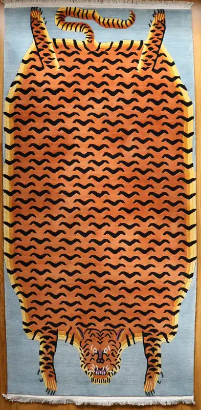 Tapis Tigre tibétain sur fond bleu ciel