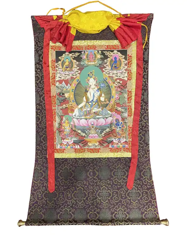 Thangka de la Tara Blanche encadrée en soie avec le Bouddha Shakyamuni