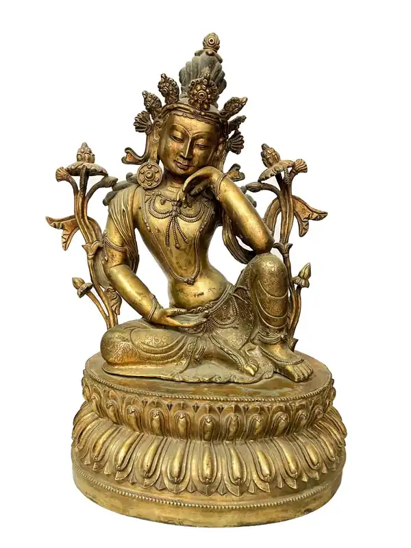 Statue de bodhisattva entièrement plaquée or.