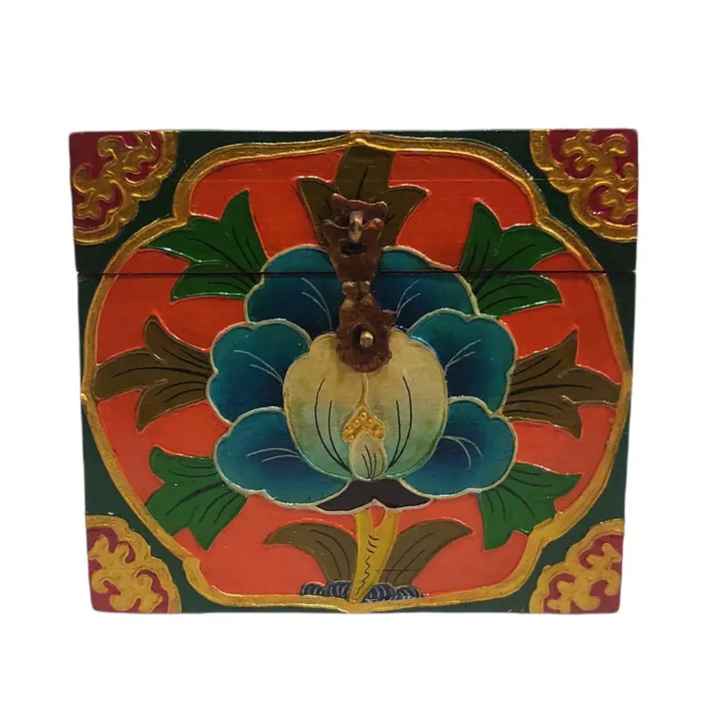 Boîte traditionnelle tibétaine avec lotus peint.