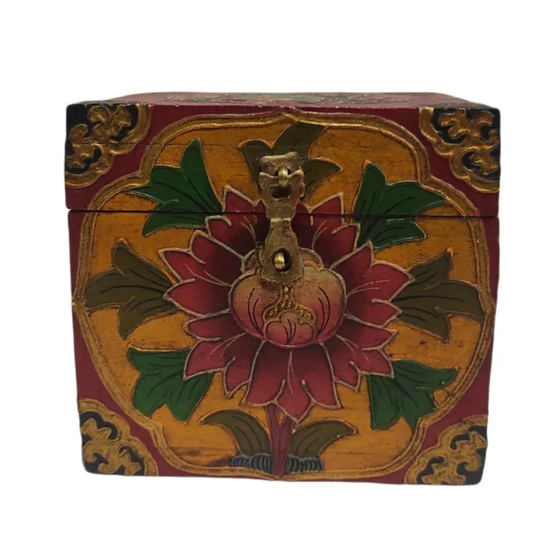 Boîte en bois tibétaine traditionnelle avec lotus peint.