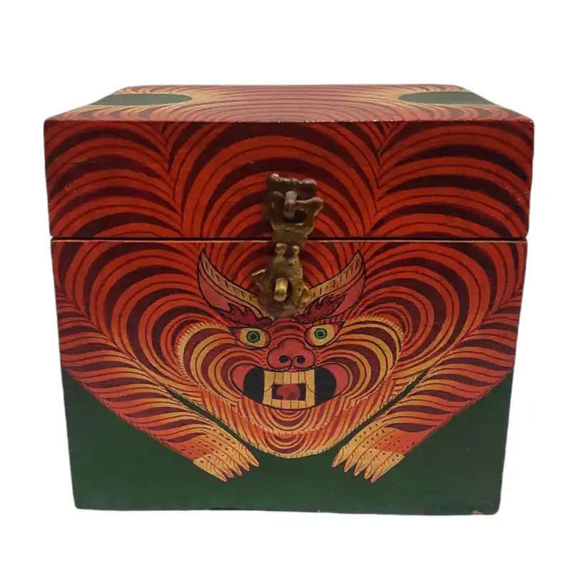Boîte en bois tibétaine traditionnelle avec un tigre