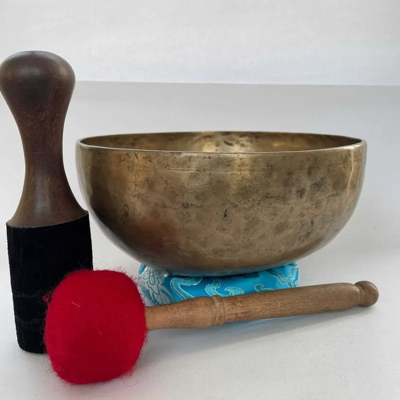 Vieille et antique bol chantant Jambati