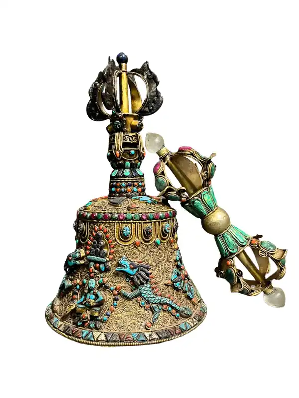 Cloche bouddhiste et dorje avec socle en pierre.
