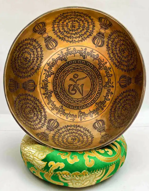 Bol en bois sculpté avec le mantra sacré « Om ».