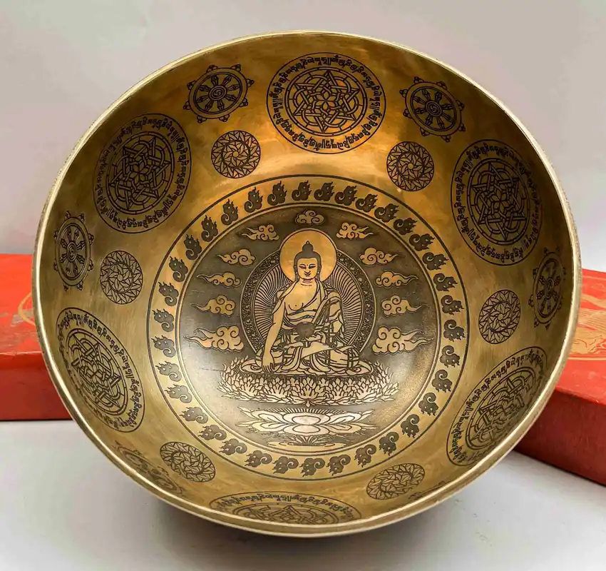 Bol en bois sculpté du Bouddha Shakyamuni