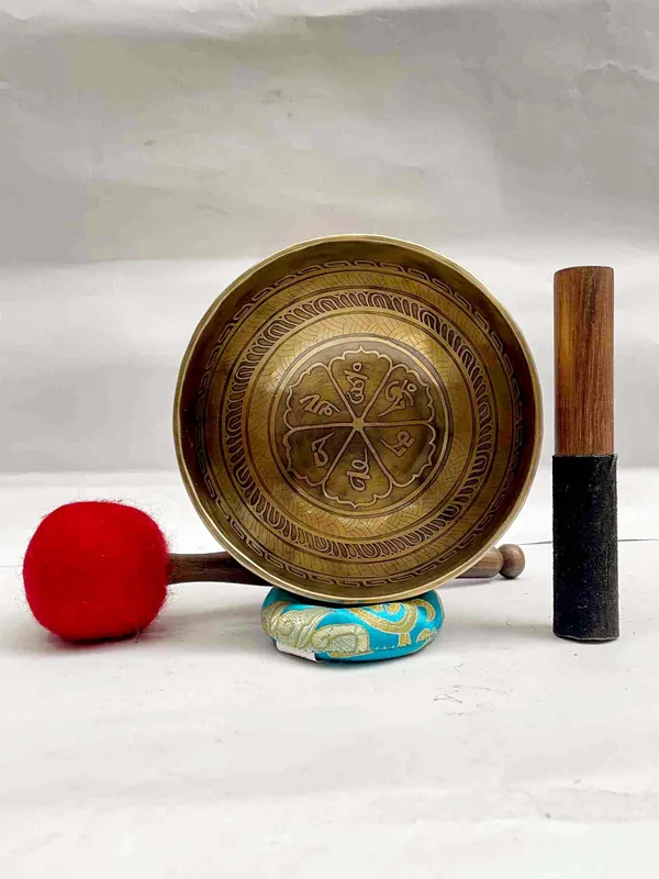 Bol chantant sculpté avec le mantra Om Mani.