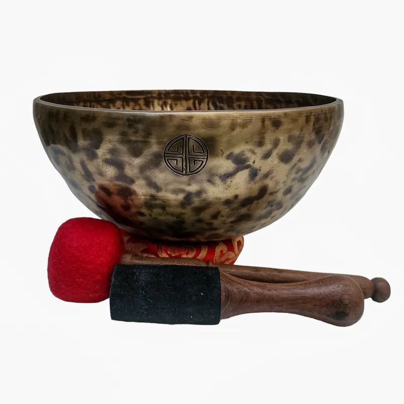 Bol traditionnel en pleine lune battu à la main