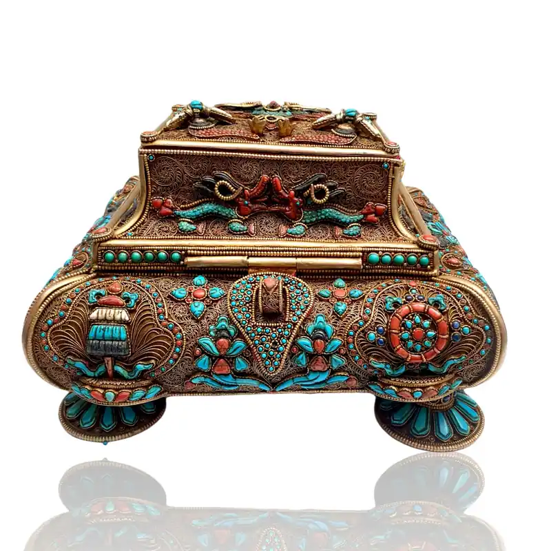 Boîte Ghau en cuivre avec design Manjushree