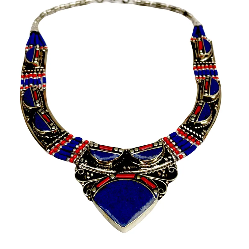 Collier tribal népalais en métal avec incrustation de pierre