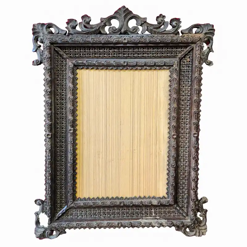 Fenêtre en bois sculptée pour espaces sacrés