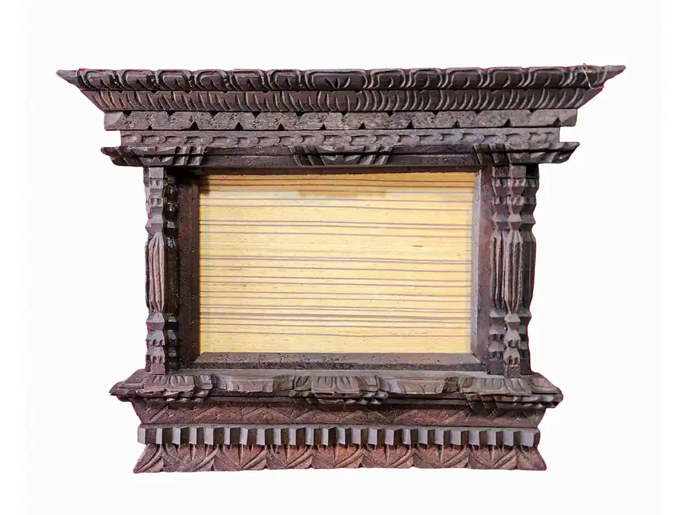 Fenêtre en bois sculptée du Népal