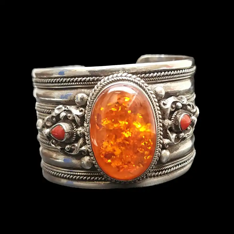Bracelet en argent avec pierre précieuse