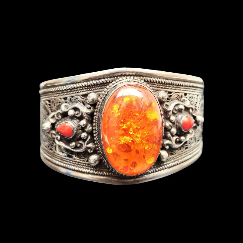 Bracelet en argent avec incrustation de pierre