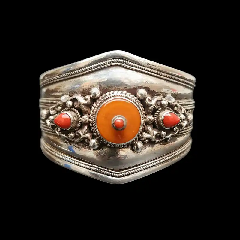 Bracelet en argent avec sertissage de pierres précieuses