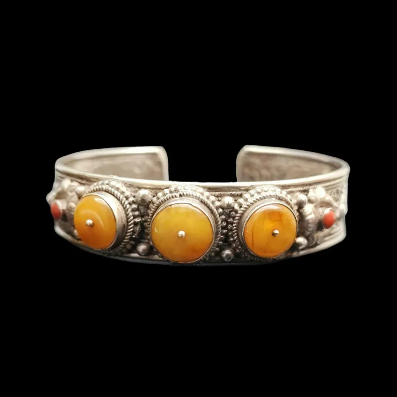 Bracelet en argent avec monture à trois pierres
