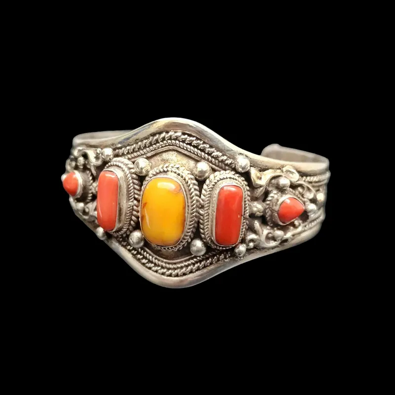 Bracelet en argent avec design à cinq pierres