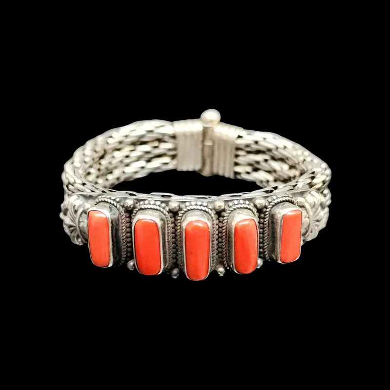 Bracelet en argent avec un design à cinq pierres