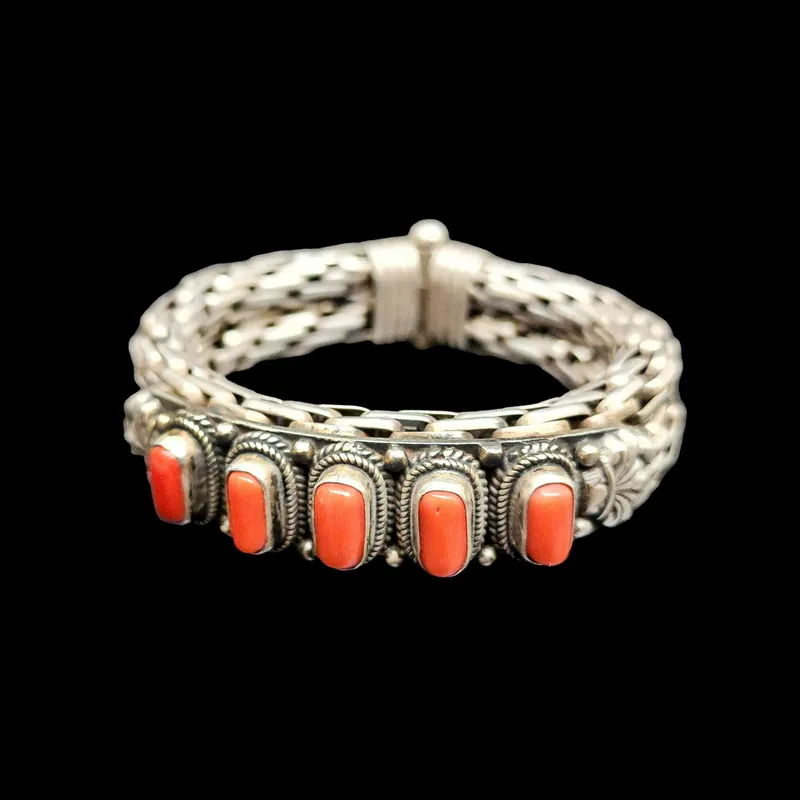 Bracelet en argent avec un design à cinq pierres