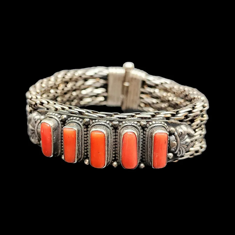 Bracelet en métal argenté avec un design à cinq pierres