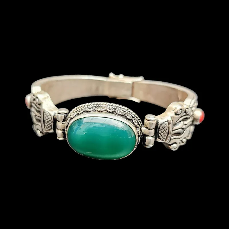 Bracelet en argent avec sertissage de pierres