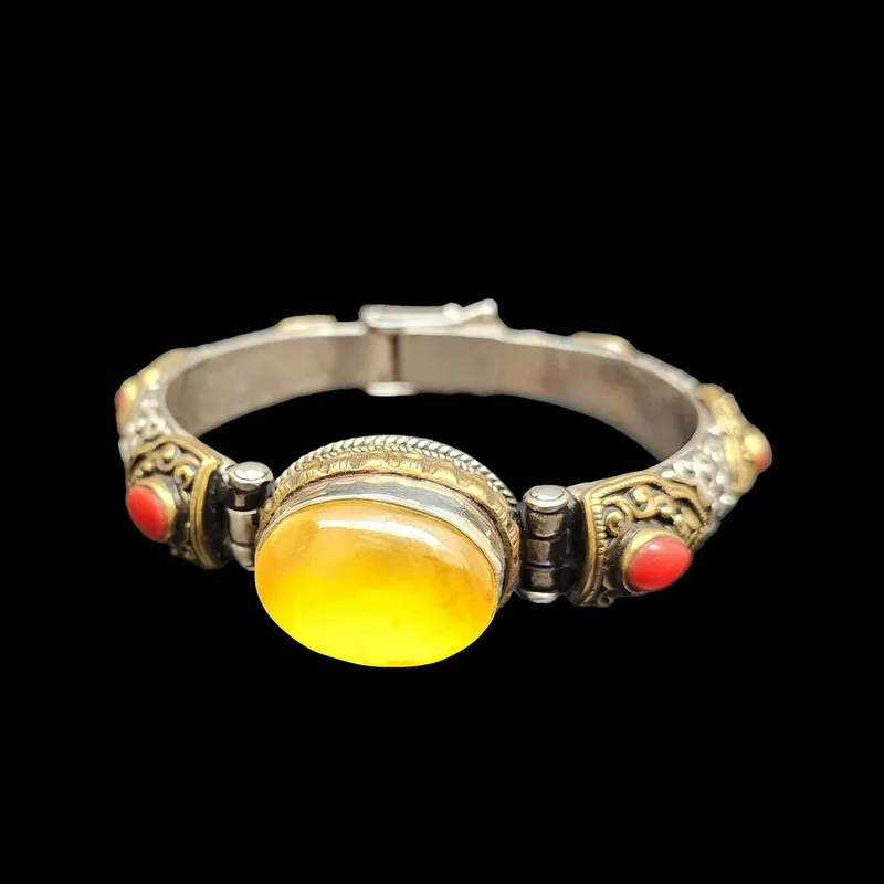 Bracelet en argent avec sertissage de pierres