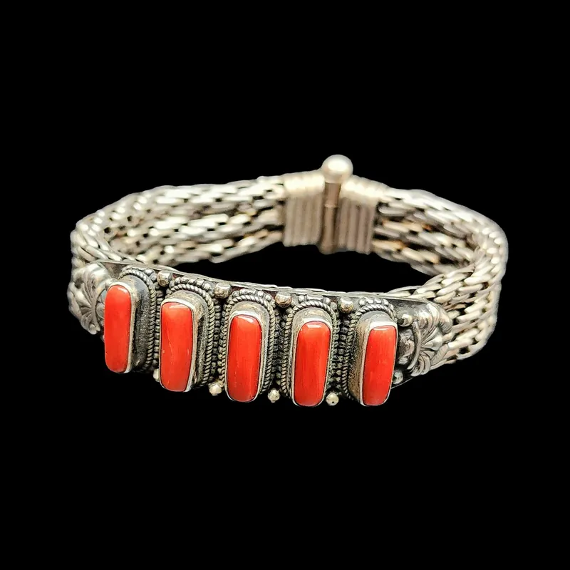 Bracelet en argent avec un montage de cinq pierres